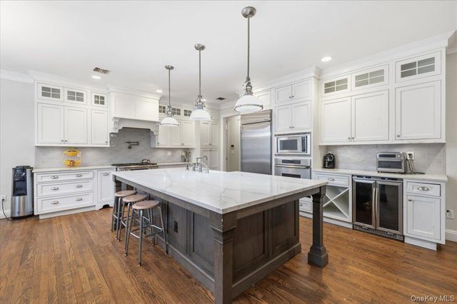 21 Astor Avenue, Saint James, NY 11780