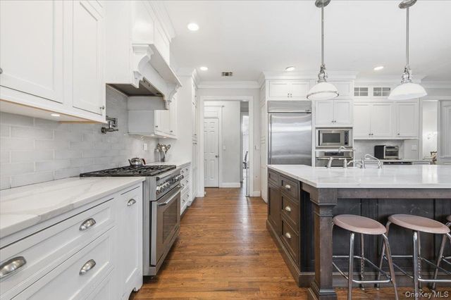 21 Astor Avenue, Saint James, NY 11780