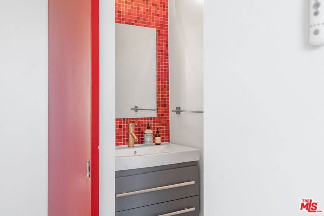 611 N Bronson Avenue 10, Los Angeles, CA 90004
