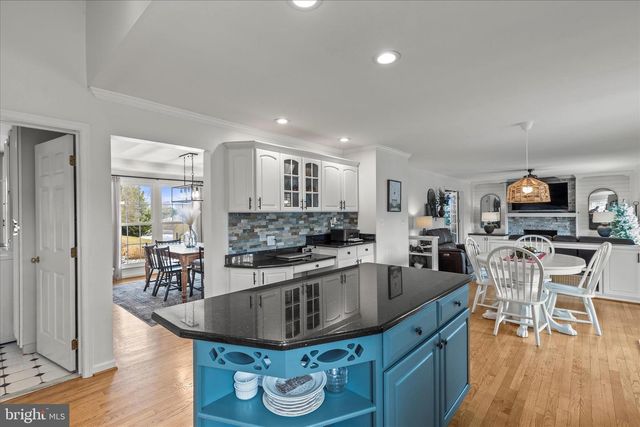 4 HOLIDAY DR, Shrewsbury, PA 17361