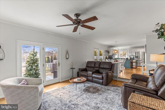 4 HOLIDAY DR, Shrewsbury, PA 17361