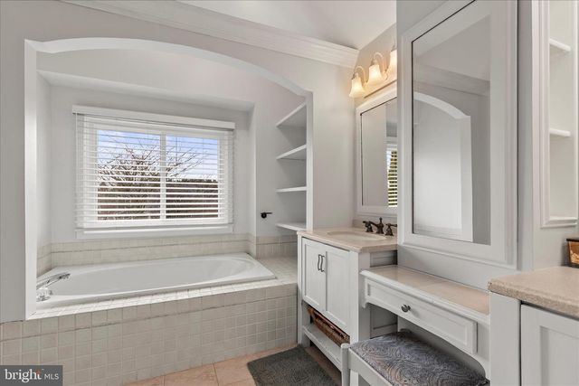 4 HOLIDAY DR, Shrewsbury, PA 17361