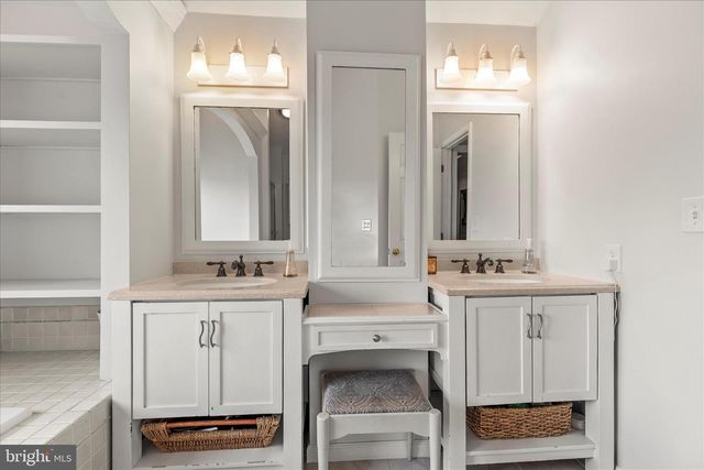 4 HOLIDAY DR, Shrewsbury, PA 17361