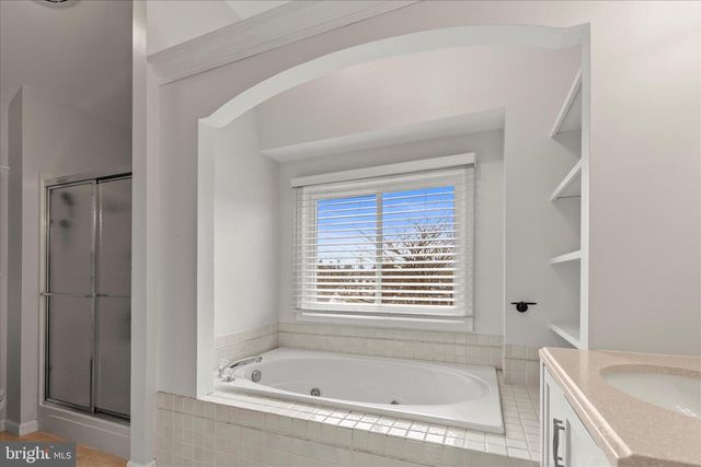 4 HOLIDAY DR, Shrewsbury, PA 17361