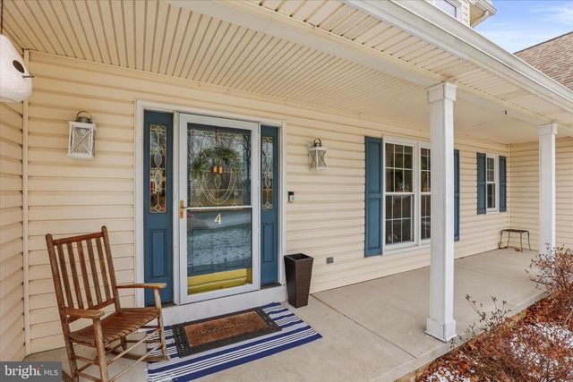 4 HOLIDAY DR, Shrewsbury, PA 17361