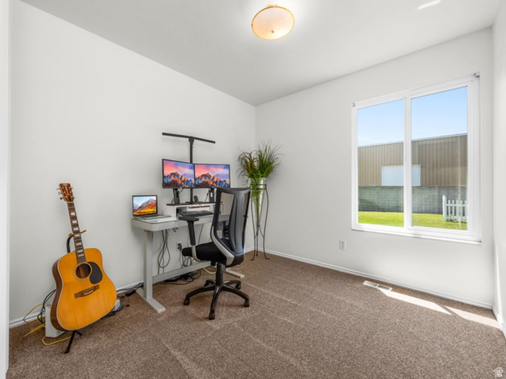 Image 14 of property listing at 2601 W BRIDLE OAK DR, South Jordan, UT 84095