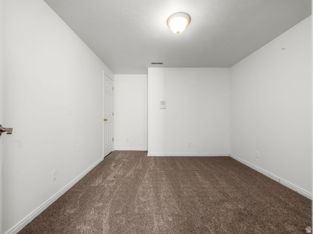Image 21 of property listing at 2601 W BRIDLE OAK DR, South Jordan, UT 84095