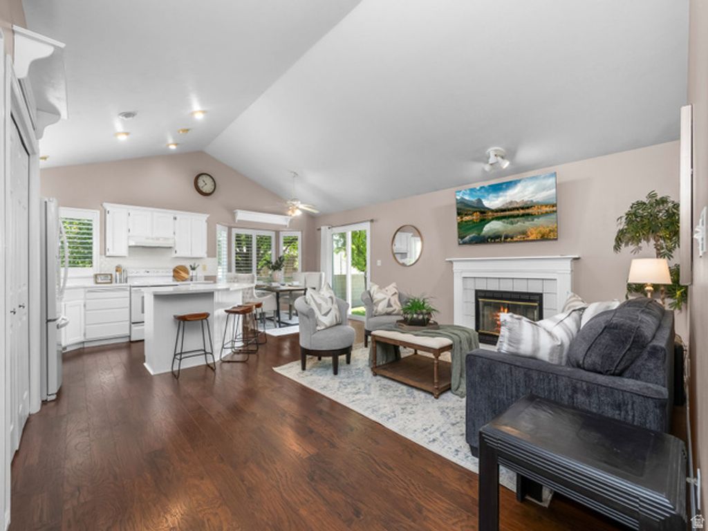 Image 4 of property listing at 2601 W BRIDLE OAK DR, South Jordan, UT 84095