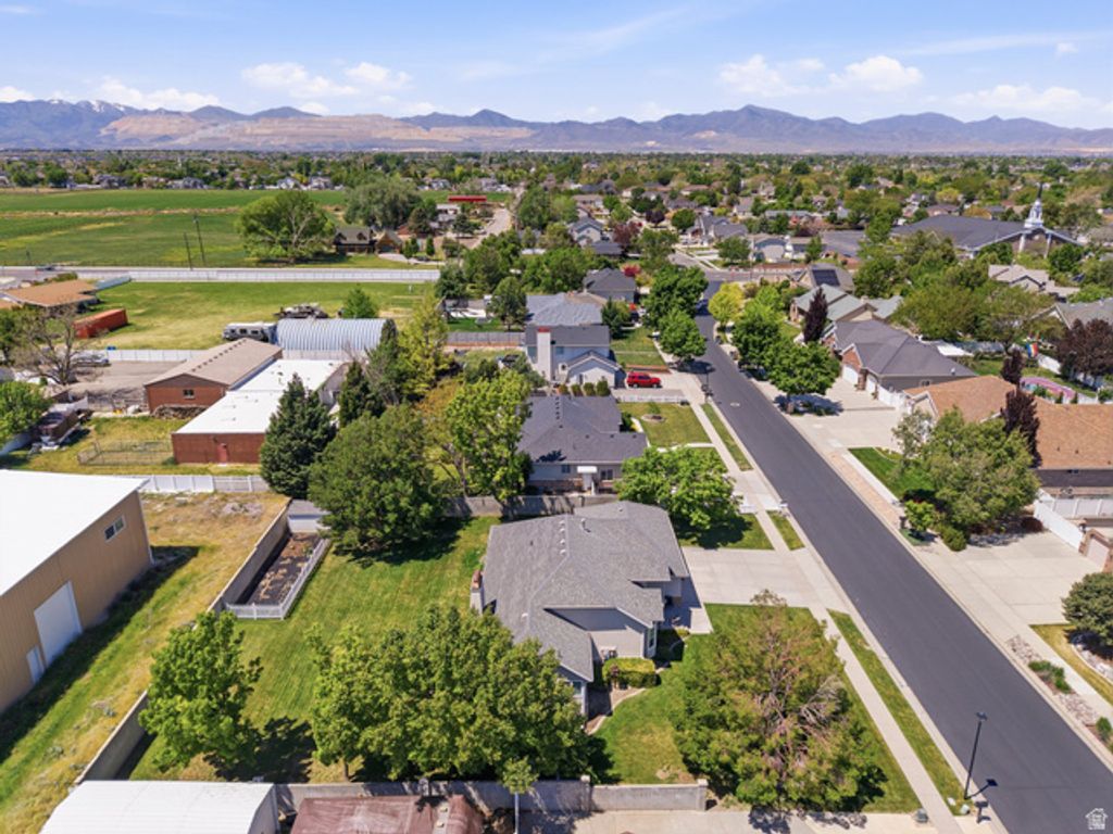 Image 36 of property listing at 2601 W BRIDLE OAK DR, South Jordan, UT 84095