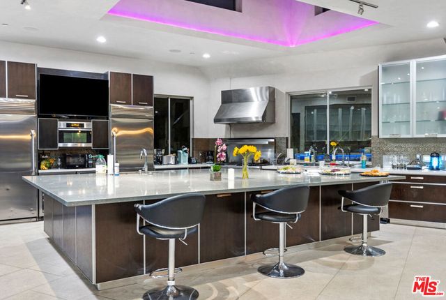 6425 Weidlake Drive, Los Angeles, CA 90068