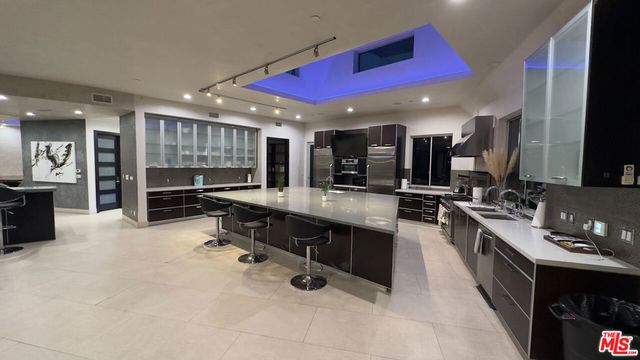 6425 Weidlake Drive, Los Angeles, CA 90068