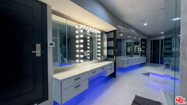 6425 Weidlake Drive, Los Angeles, CA 90068