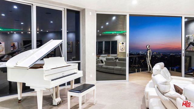 6425 Weidlake Drive, Los Angeles, CA 90068