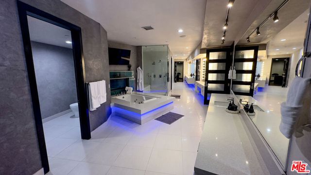 6425 Weidlake Drive, Los Angeles, CA 90068