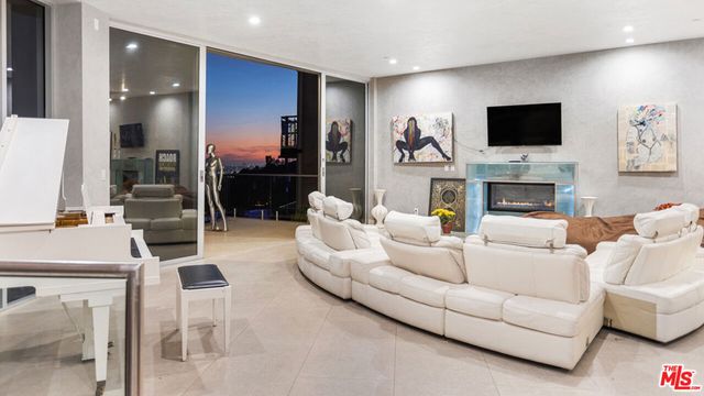 6425 Weidlake Drive, Los Angeles, CA 90068