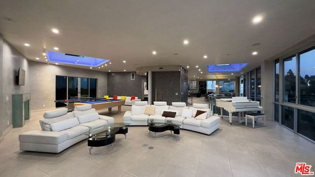 6425 Weidlake Drive, Los Angeles, CA 90068