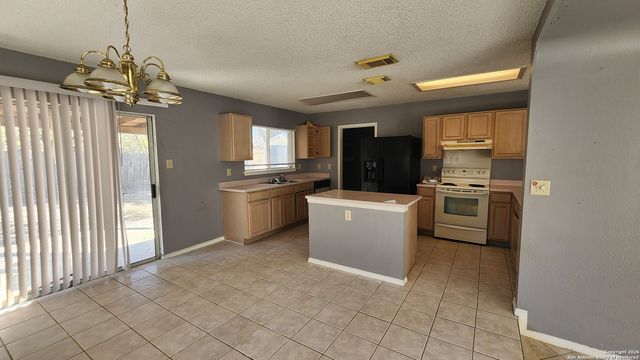 8206 Talkenhorn, Converse, TX 78109