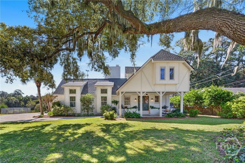 Image 11 of property listing at 221 E Point Drive, Savannah, GA 31410