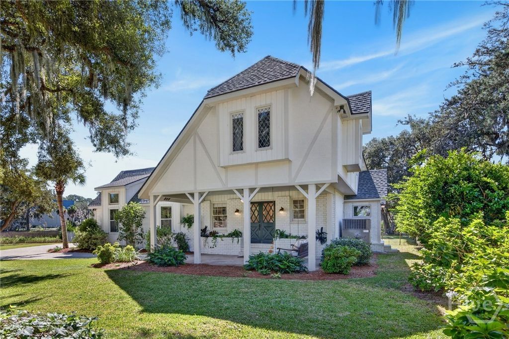 Image 12 of property listing at 221 E Point Drive, Savannah, GA 31410
