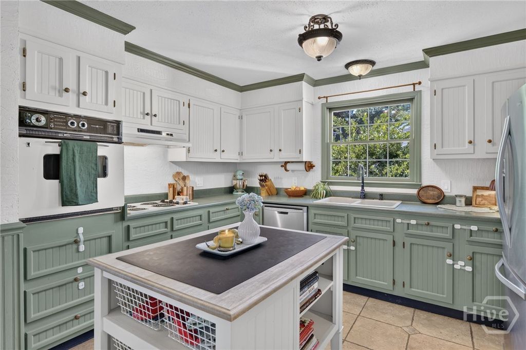 Image 27 of property listing at 221 E Point Drive, Savannah, GA 31410