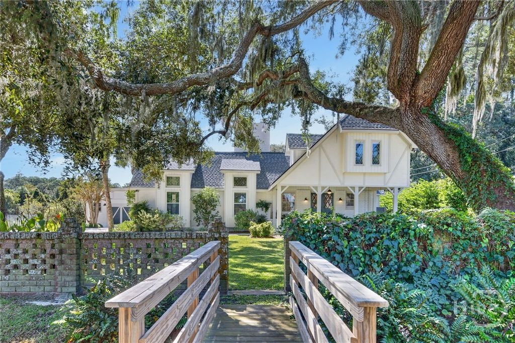 Image 3 of property listing at 221 E Point Drive, Savannah, GA 31410