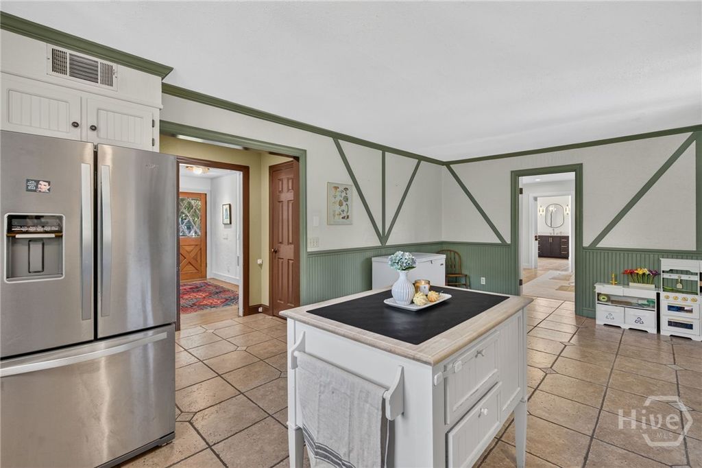 Image 36 of property listing at 221 E Point Drive, Savannah, GA 31410