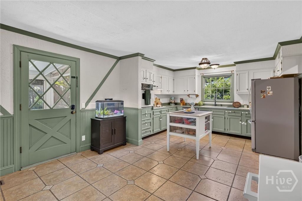Image 37 of property listing at 221 E Point Drive, Savannah, GA 31410