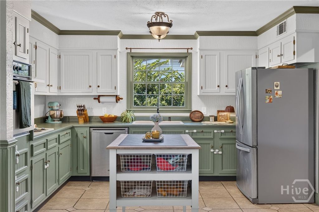 Image 39 of property listing at 221 E Point Drive, Savannah, GA 31410