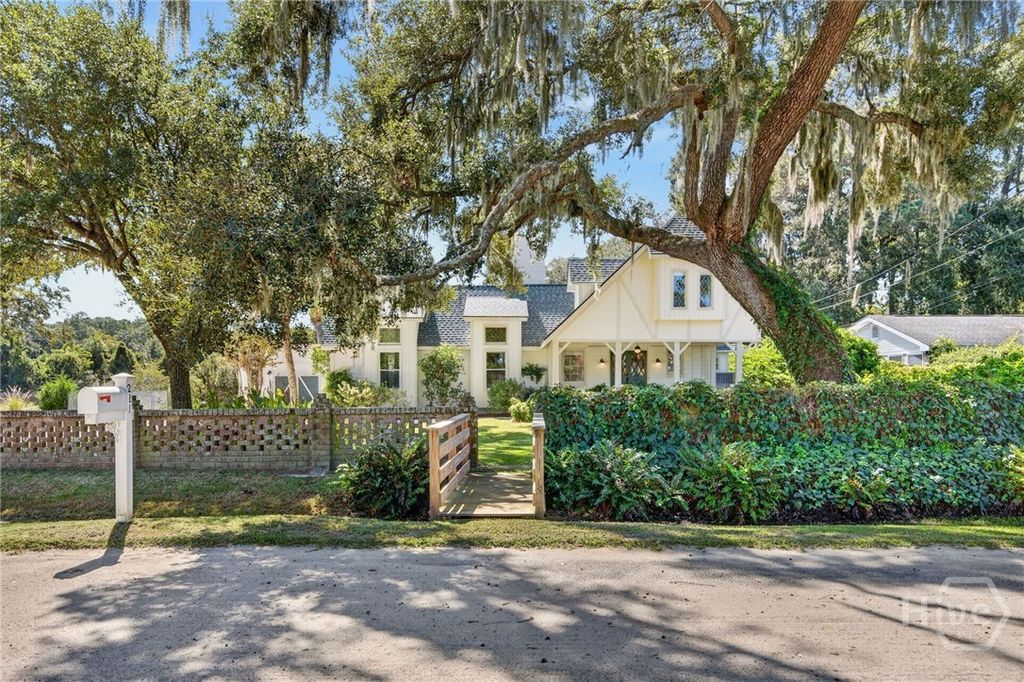Image 5 of property listing at 221 E Point Drive, Savannah, GA 31410