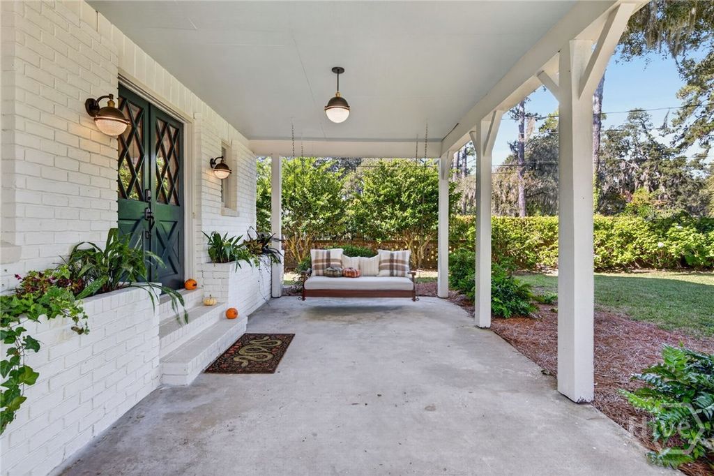 Image 6 of property listing at 221 E Point Drive, Savannah, GA 31410