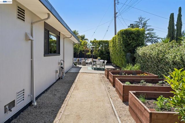 5768 Highwood Rd, Castro Valley, CA 94552