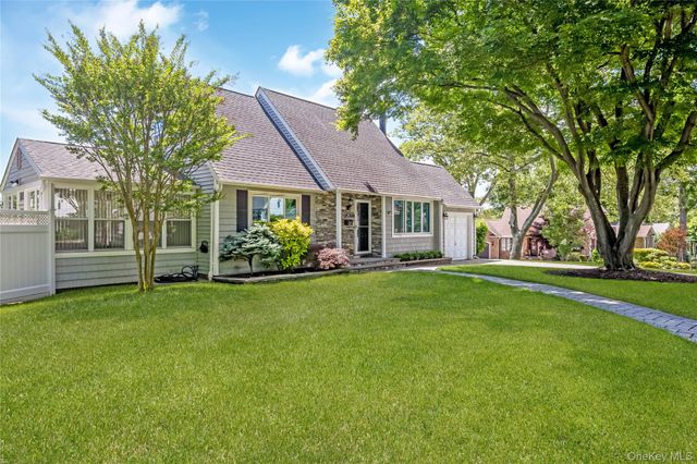 34 Ridge Road, Farmingdale, NY 11735