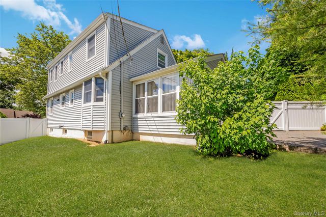 34 Ridge Road, Farmingdale, NY 11735