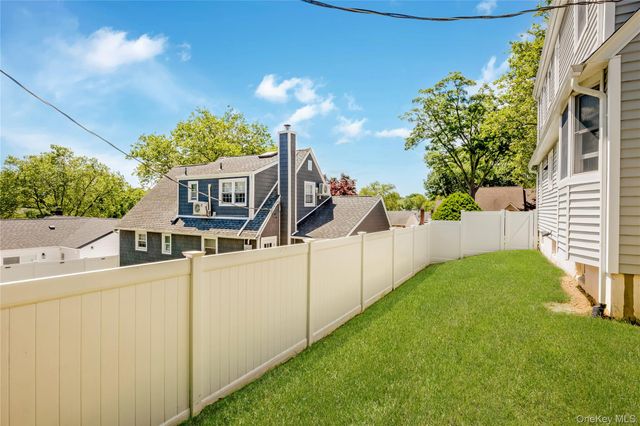 34 Ridge Road, Farmingdale, NY 11735