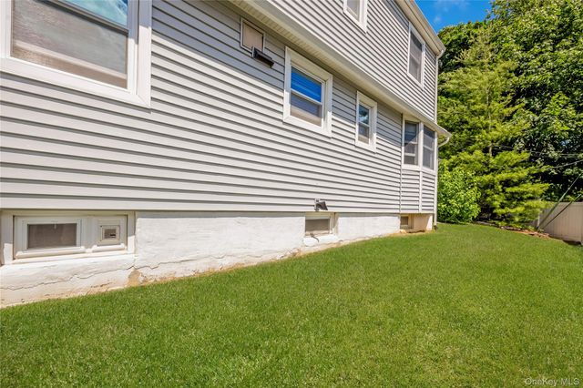 34 Ridge Road, Farmingdale, NY 11735
