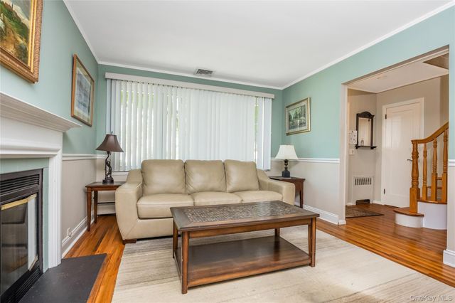 34 Ridge Road, Farmingdale, NY 11735