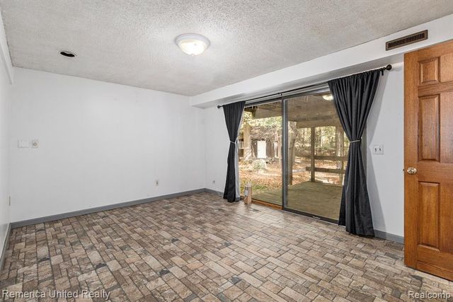 11589 Lombardy Court, Hamburg, MI 48169