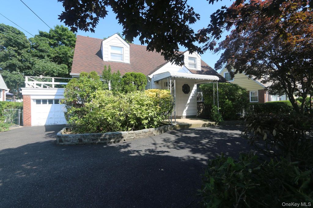 43 Ivanhoe Place, Valley Stream, NY 11580