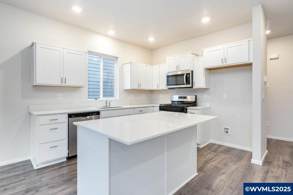 Image 3 of property listing at 395 Pietro St NE, Salem, OR 97301