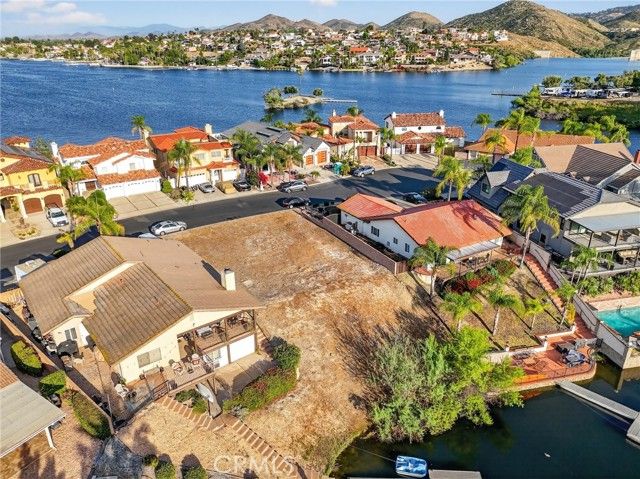 21951 Stawberry Lane, Canyon Lake, CA 92587