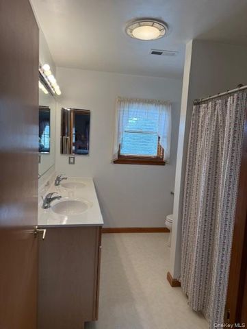 4 Grapevine Place, Poughkeepsie, NY 12603