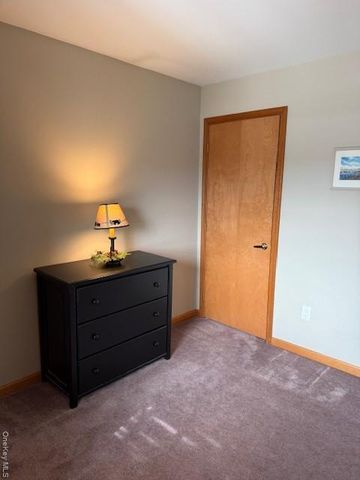 4 Grapevine Place, Poughkeepsie, NY 12603