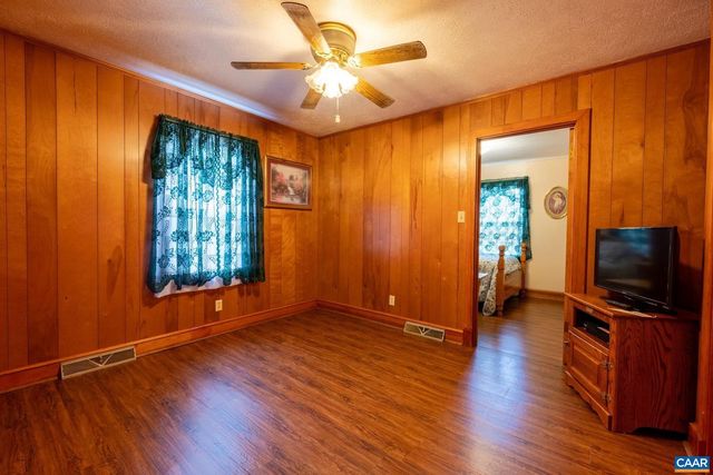 31 WESLEY ST, Stanardsville, VA 22973