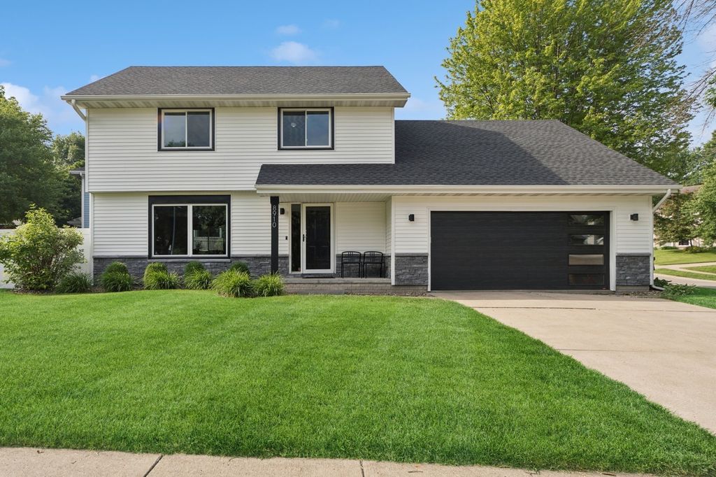 8910 Iltis Drive, Urbandale, IA 50322