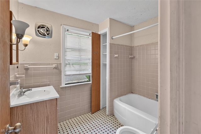 3971 Bluestone Road, Cleveland Heights, OH 44121