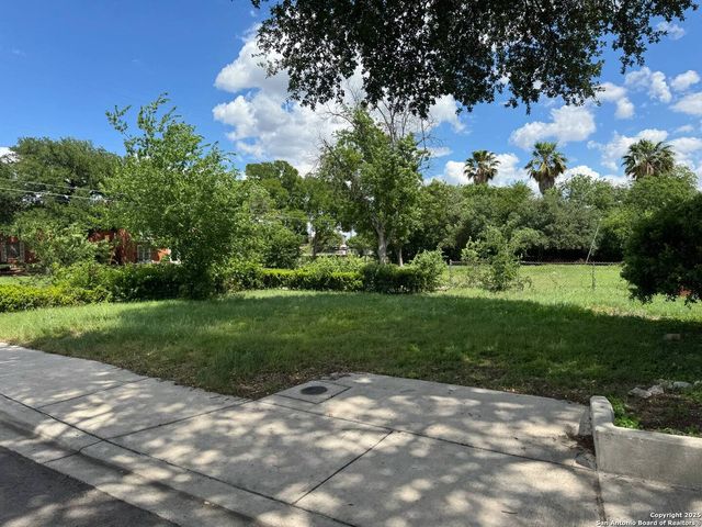 102 Leisure Dr, Balcones Heights, TX 78201
