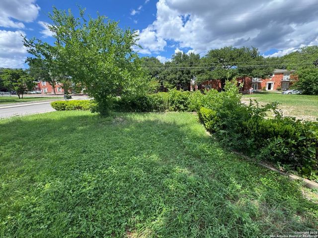 102 Leisure Dr, Balcones Heights, TX 78201