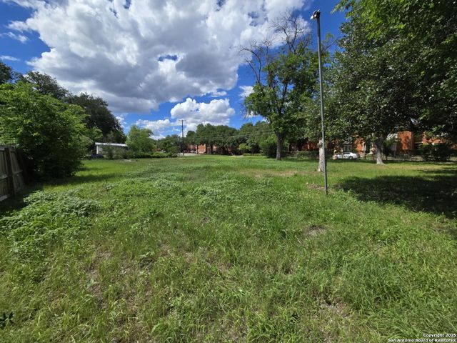 102 Leisure Dr, Balcones Heights, TX 78201