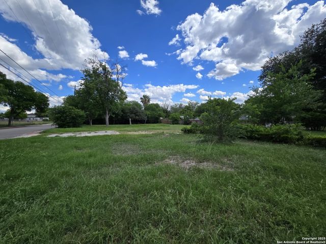 102 Leisure Dr, Balcones Heights, TX 78201