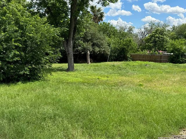 102 Leisure Dr, Balcones Heights, TX 78201